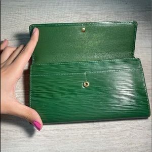 Louis Vuitton Green Sarah epi-wallet